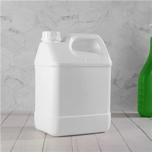 1ガロンの白いプラスチック製の水差し