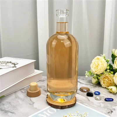 透明なガラス酒ボトル